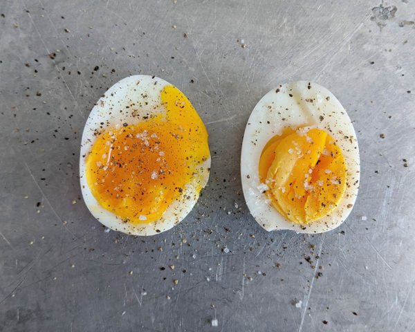 Comment écaler Des Oeufs Durs Sans Les Abimer Comment réussir la cuisson d'un œuf dur ou d'un œuf mollet à tous les