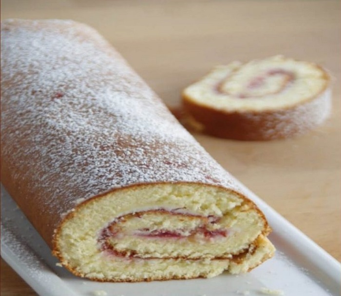 Biscuit roulé au mascarpone et framboises