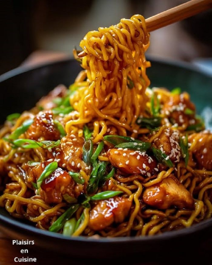 Nouilles Sautées au Poulet Caramélisé