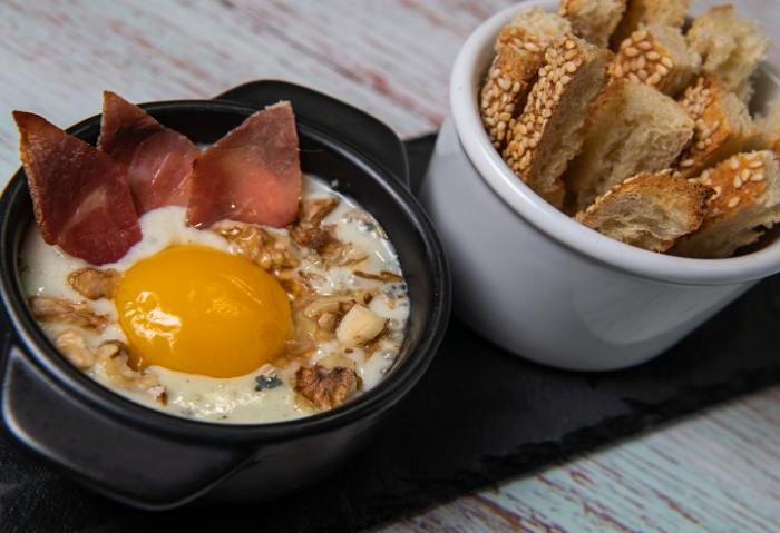 Œuf cocotte au roquefort et chips de jambon