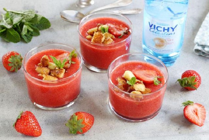 Gaspacho de fraises et croûtons de brioche perdue