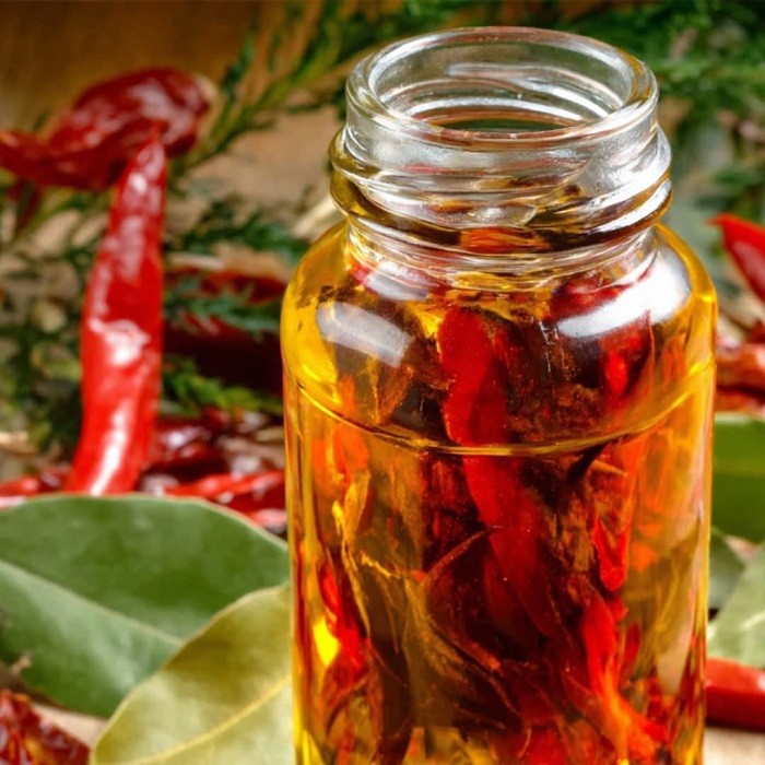 Huile d’olive infusée au piment, laurier et poivre