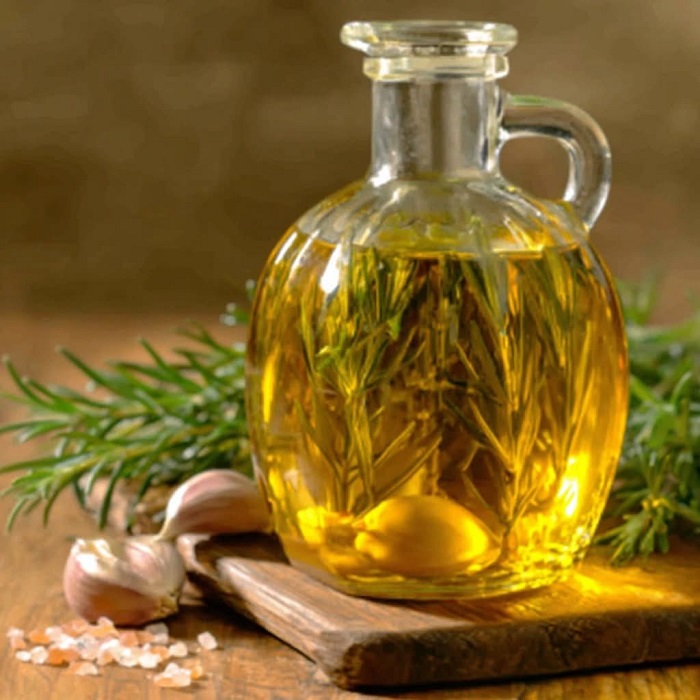 Huile d’olive infusée au romarin, ail et gros sel