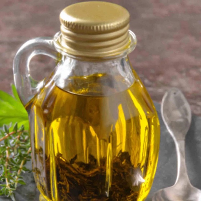 Huile d’olive infusée à la truffe et au thym