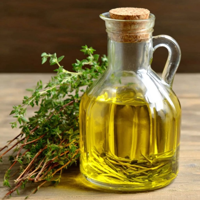 Huile d’olive infusée au romarin et thym frais
