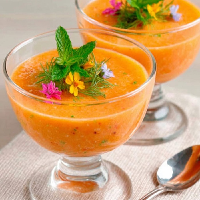 Soupe froide de melon au gingembre et aux herbes