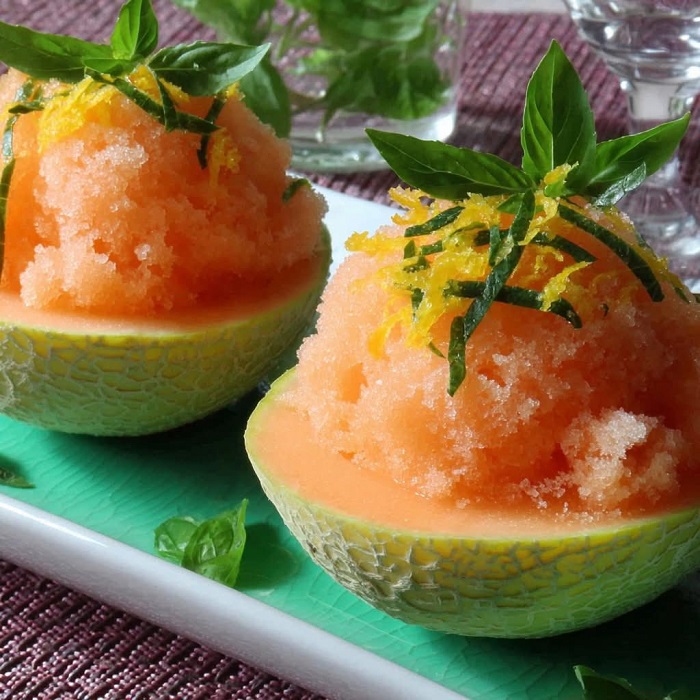 Sorbet melon-basilic servi dans sa coque