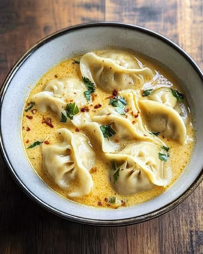 Soupe Thaïlandaise aux Raviolis au Curry et Lait de Coco