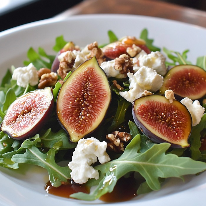 Salade roquette, figues et chèvre frais