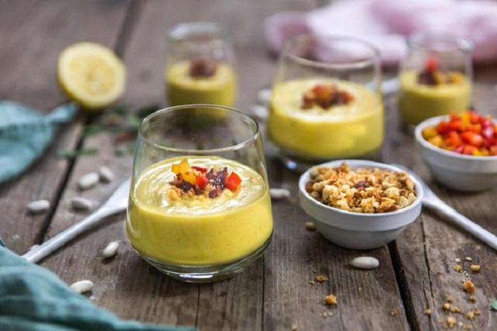 Gaspacho de haricots blancs servi avec des petits légumes, pancetta grillée et petits croutons