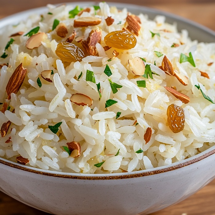 Riz basmati aux amandes effilées et raisins secs dorés