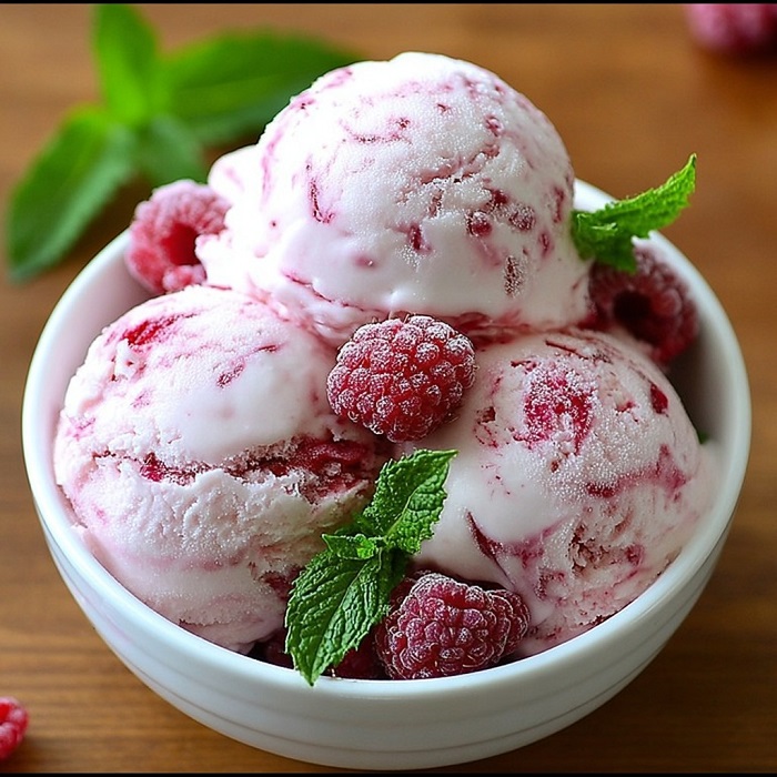 Glace à la framboise et à la menthe