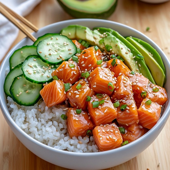 Bol de riz vinaigré au saumon mariné, avocat et concombre