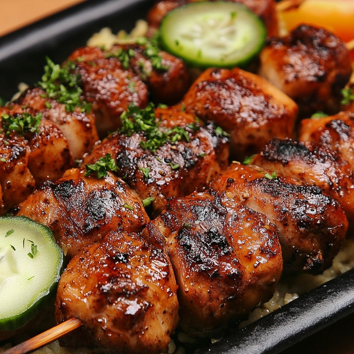 Kebab de poulet mariné aux épices fumées