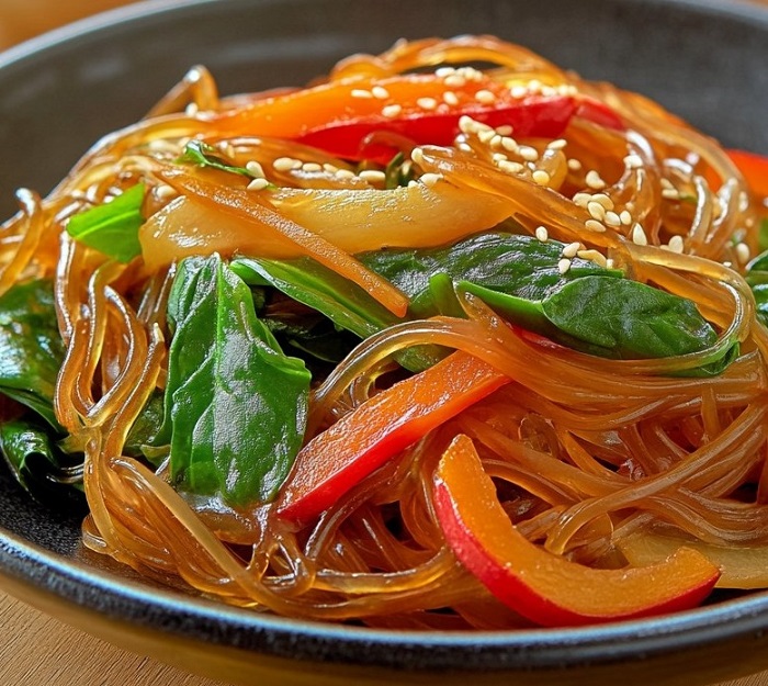 Japchae – Nouilles de Patate Douce Sautées aux Légumes