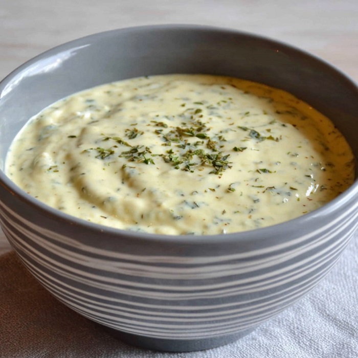 Sauce crémeuse au roquefort et à l’ail rôti