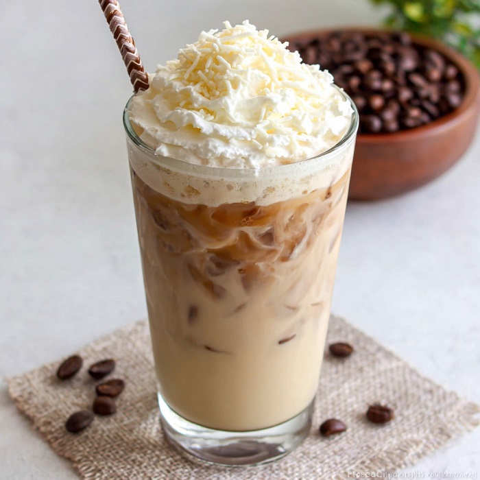 Café glacé latte au chocolat blanc fouetté