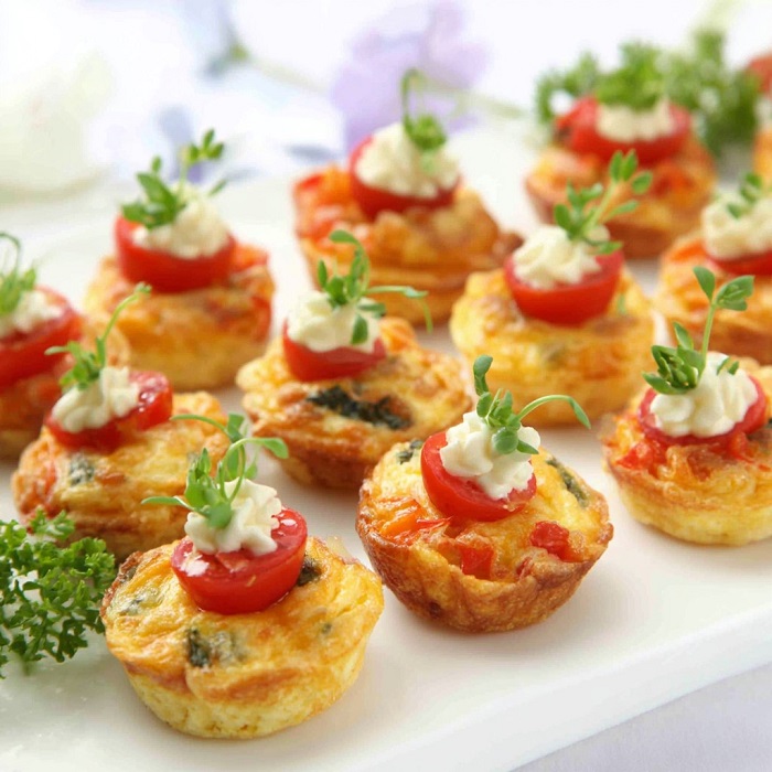 Bouchées de choux salés aux œufs, tomates cerises et fromage frais