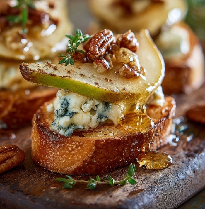 Crostini gorgonzola, poire fine, miel & noix de pécan