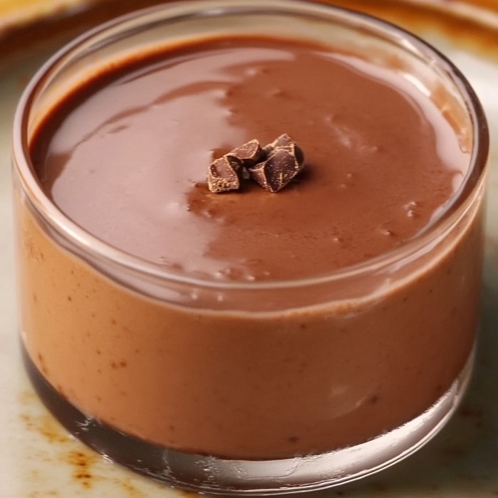 Crème dessert chocolat noir en verrine, éclats de chocolat