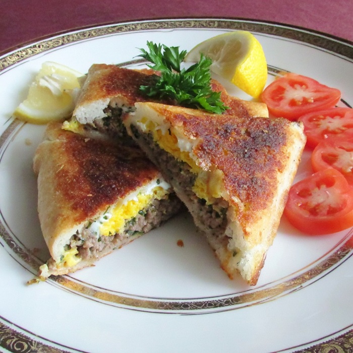 Brick épaisse à la viande, pomme de terre et œuf