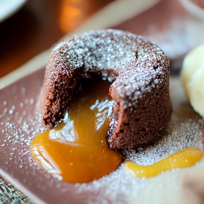 Fondant au chocolat noir, cœur coulant caramel beurre salé