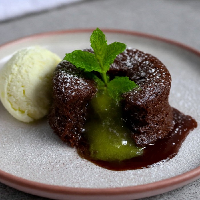 Fondant au chocolat noir – cœur coulant à la menthe